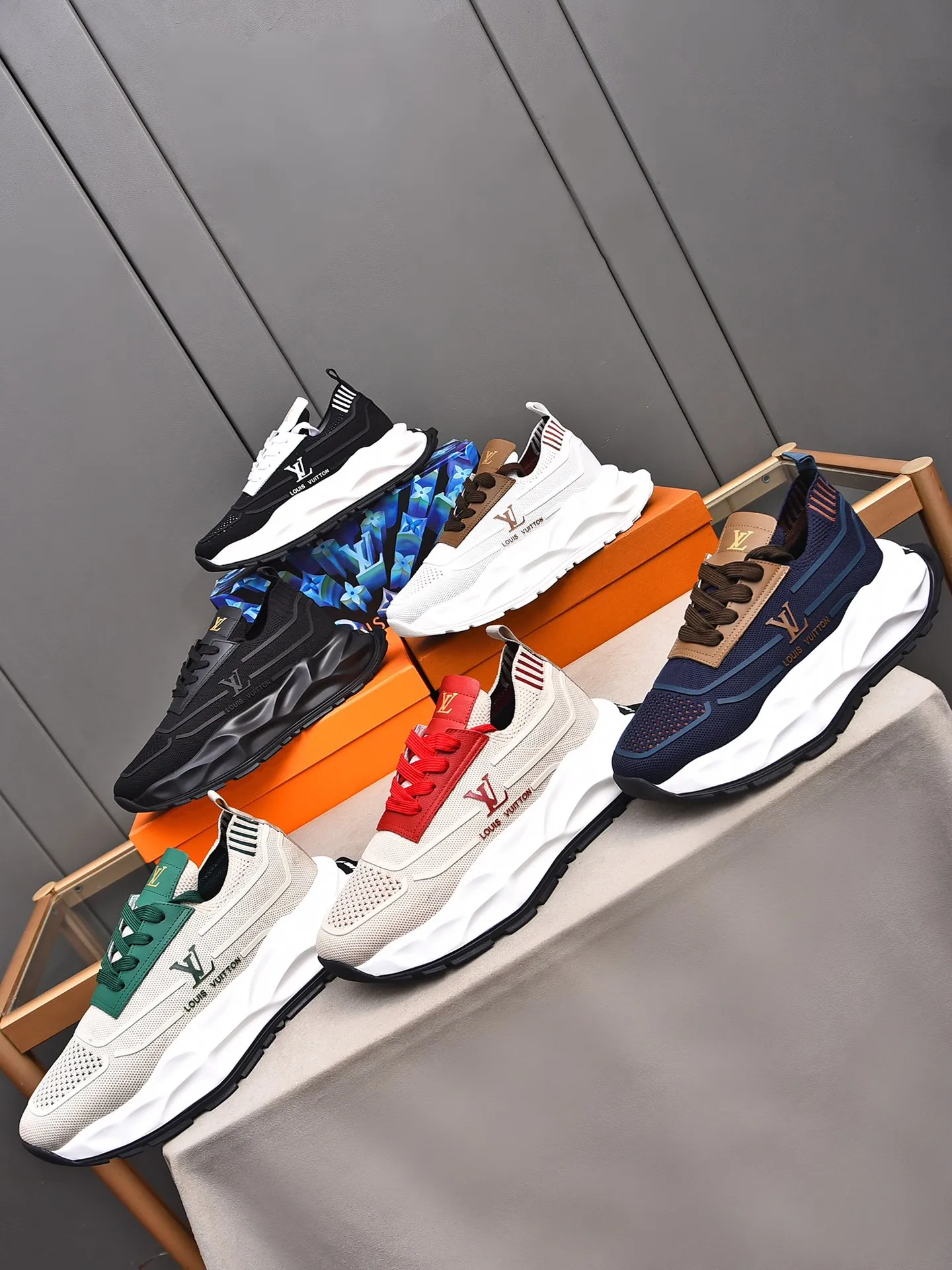 Men's shoes 💰500 LV high-end hot model 👍 Counter 1 design. The face is made of high-elastic fly knit + cowhide + imported glue! TPU outsole is easy to put on, light, comfortable and elastic, trendy and fashionable! ! ! 💪Multiple colors to choose from! Code number: 38-44 (45 46 customized)